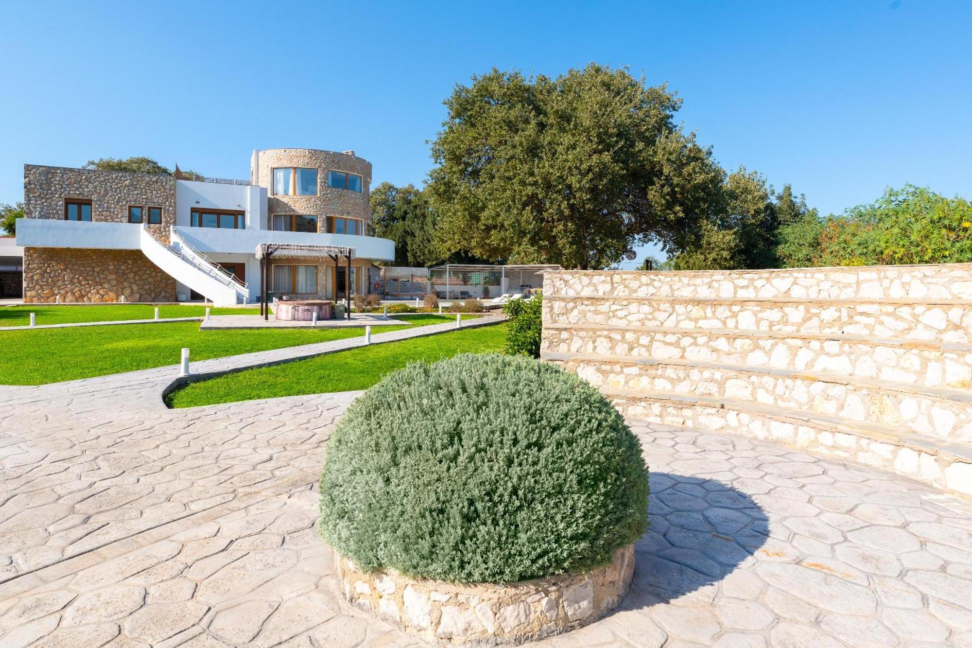 Hamilton Grand Villa *